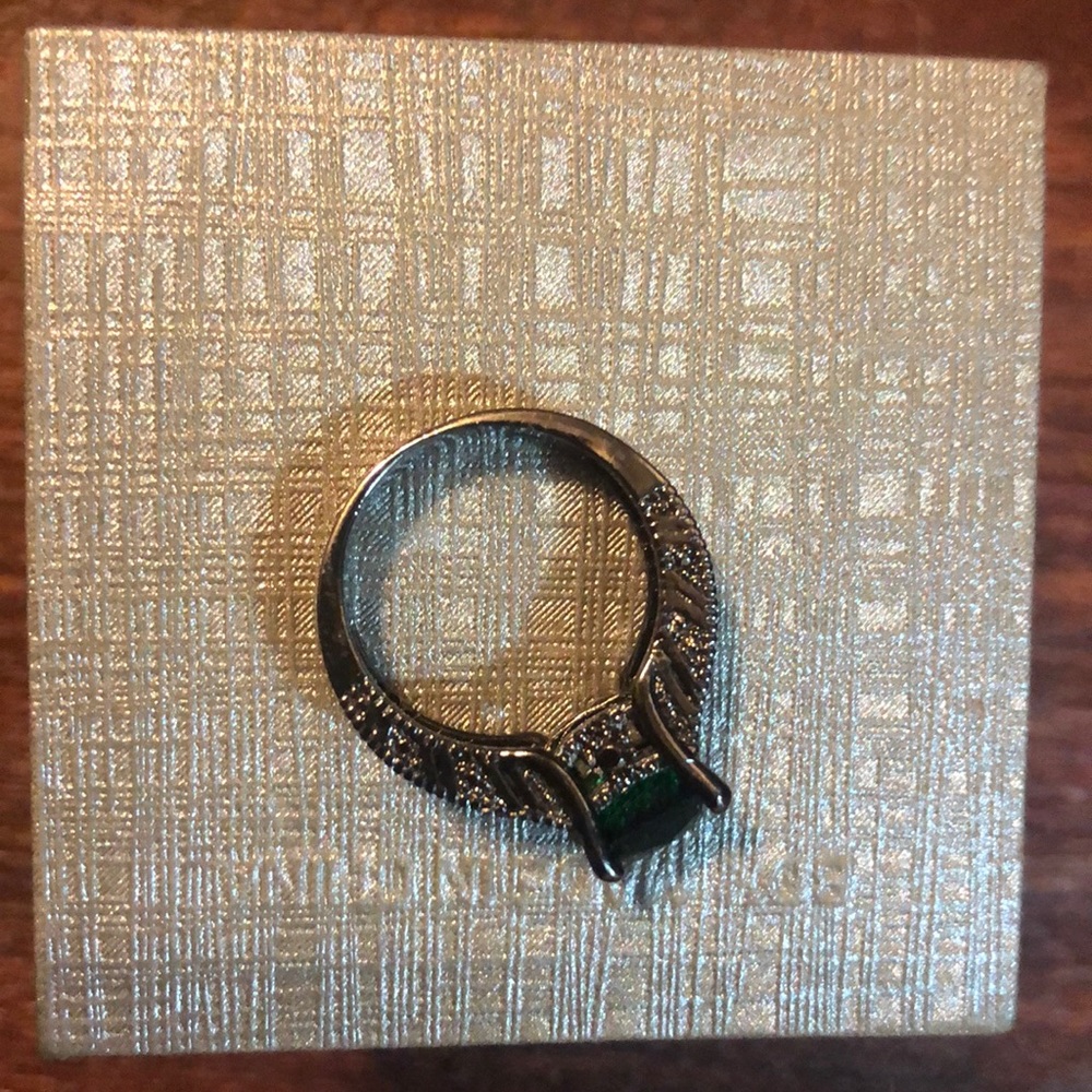 Emerald Colored Ring. - image 2